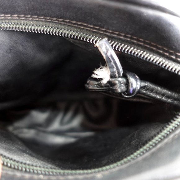 VTG VALENTINO Purse Leather Black Crossbody Small V Logo‎ Sling MARIO VALENTINO - Picture 16 of 16